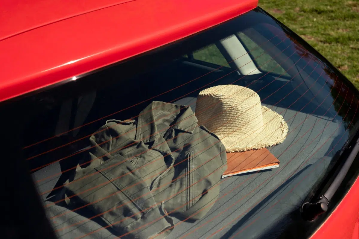 coche rojo al sol