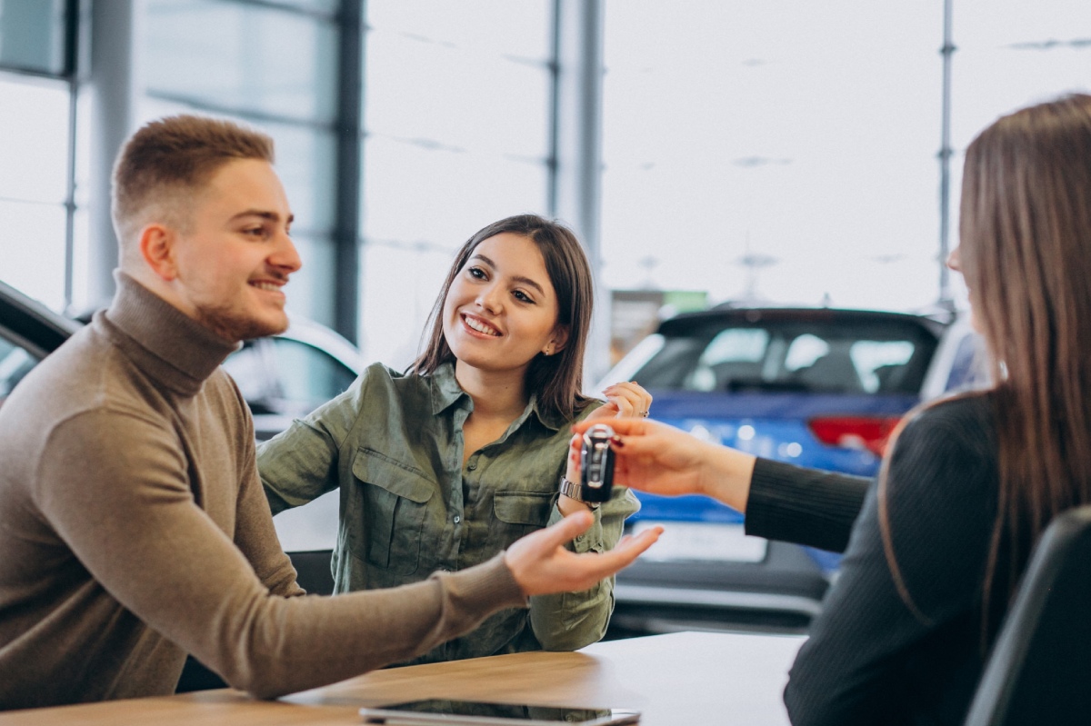 pareja comprando coche en concesionario