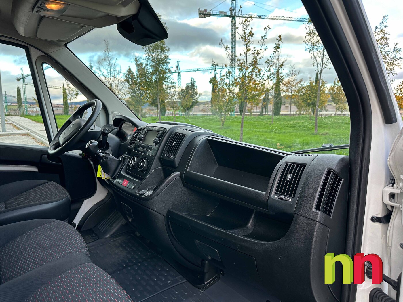 CITROEN JUMPER 4-40 CARROZADA CON PLATAFORMA Y PUERTA LATERAL 2.2HDi 130CV carga útil 1.105KG