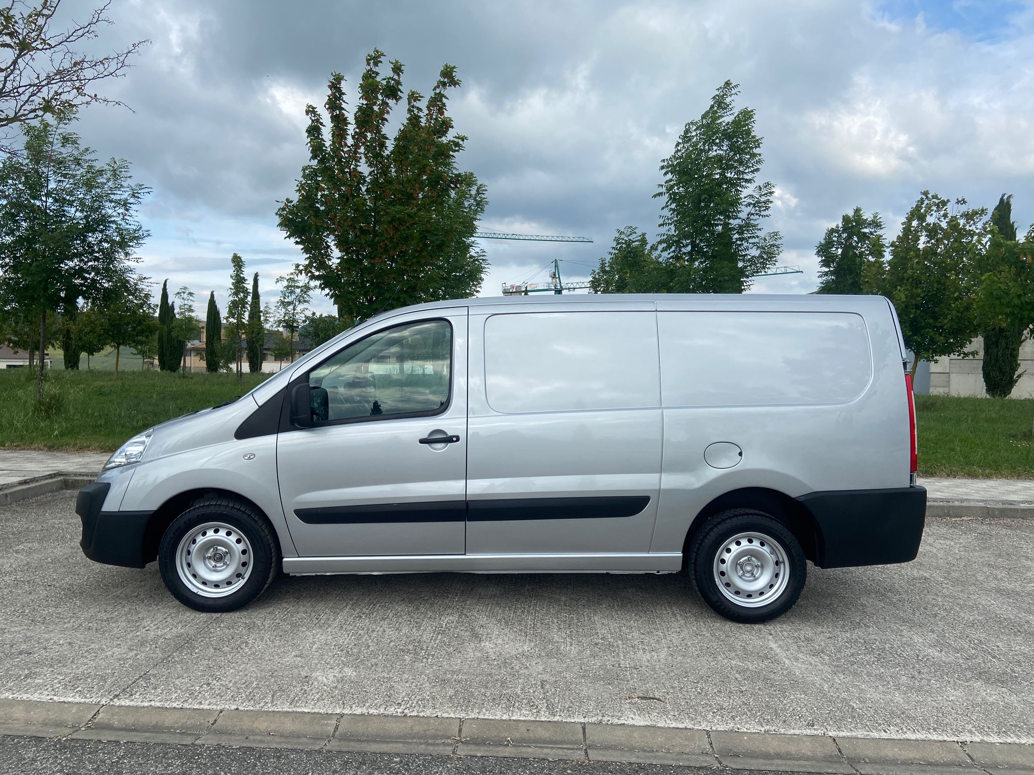 CITROEN JUMPER 4-40 CARROZADA CON PLATAFORMA Y PUERTA LATERAL 2.2HDi 130CV carga útil 1.105KG