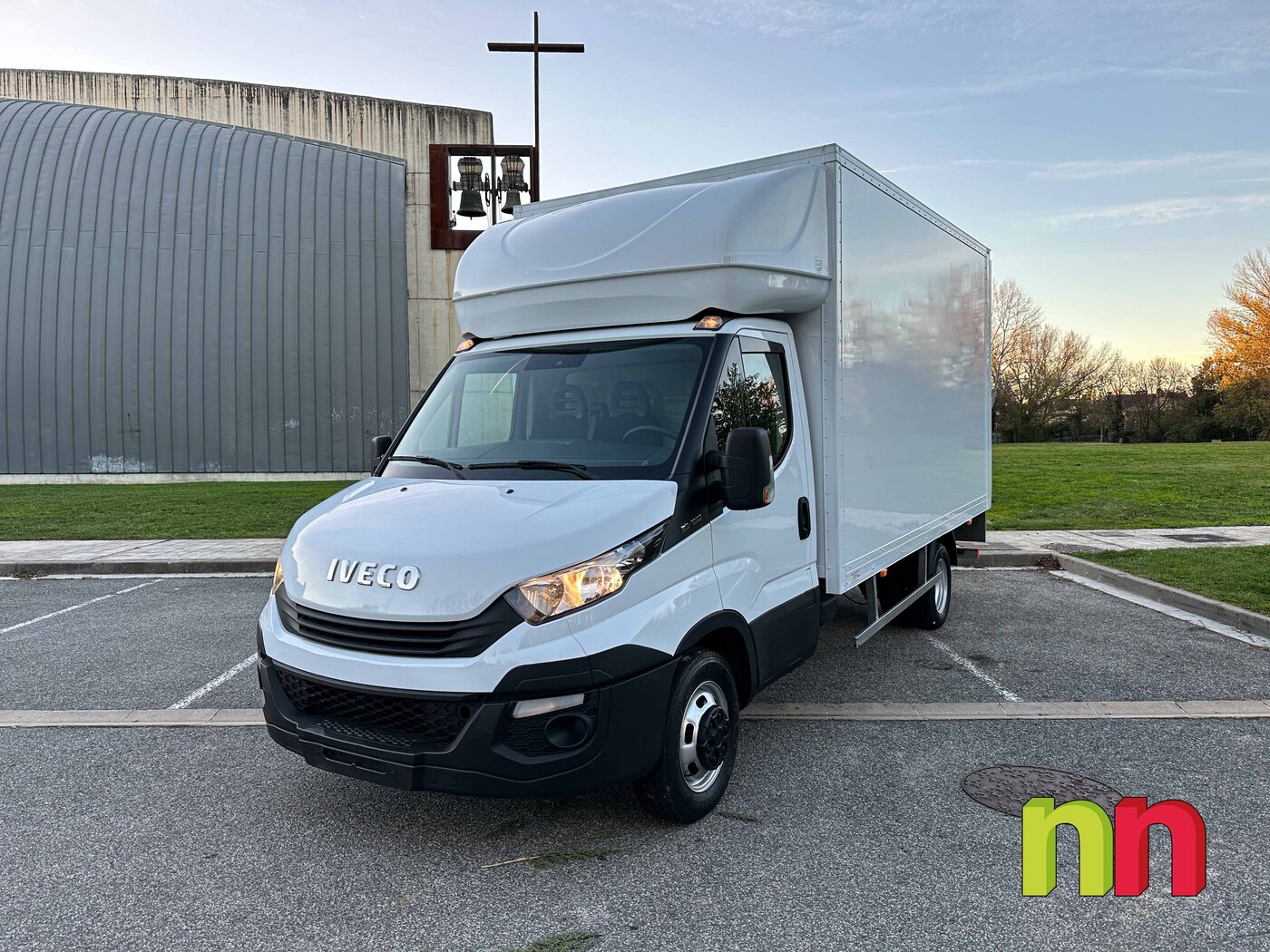 IVECO CARROZADA PLATAFORMA 2.3 155CV DOBLE RUEDA Y PUERTA LATERAL