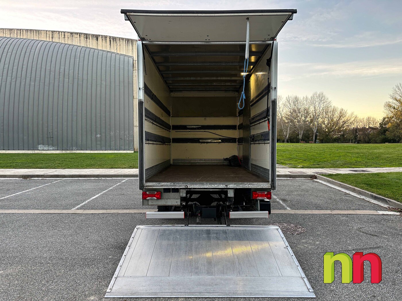 IVECO CARROZADA PLATAFORMA 2.3 155CV DOBLE RUEDA Y PUERTA LATERAL