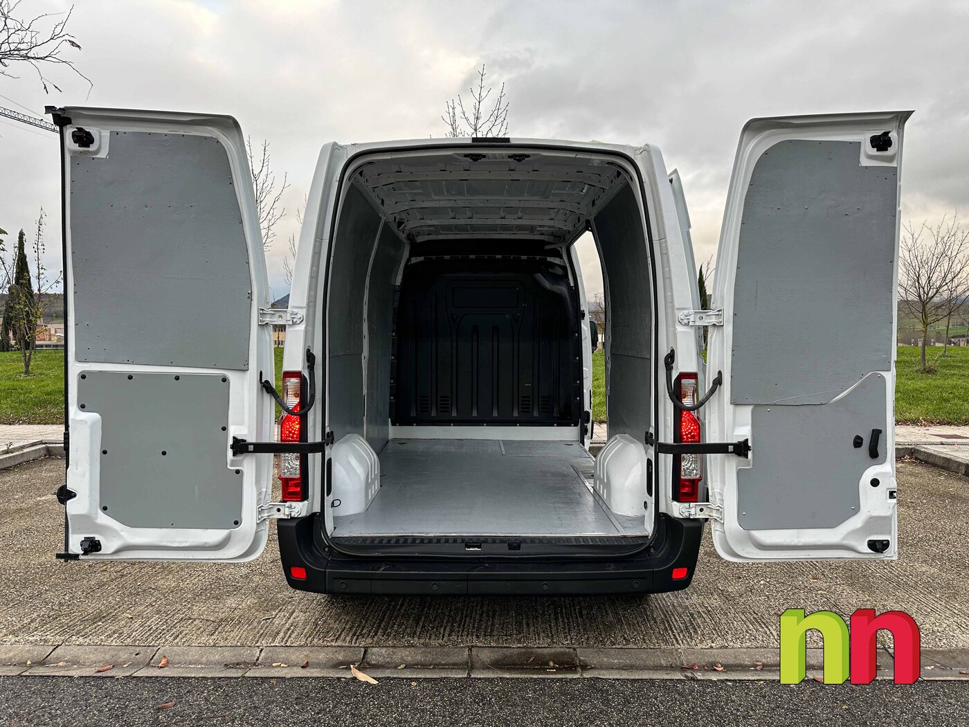 CITROEN JUMPER 4-40 CARROZADA CON PLATAFORMA Y PUERTA LATERAL 2.2HDi 130CV carga útil 1.105KG